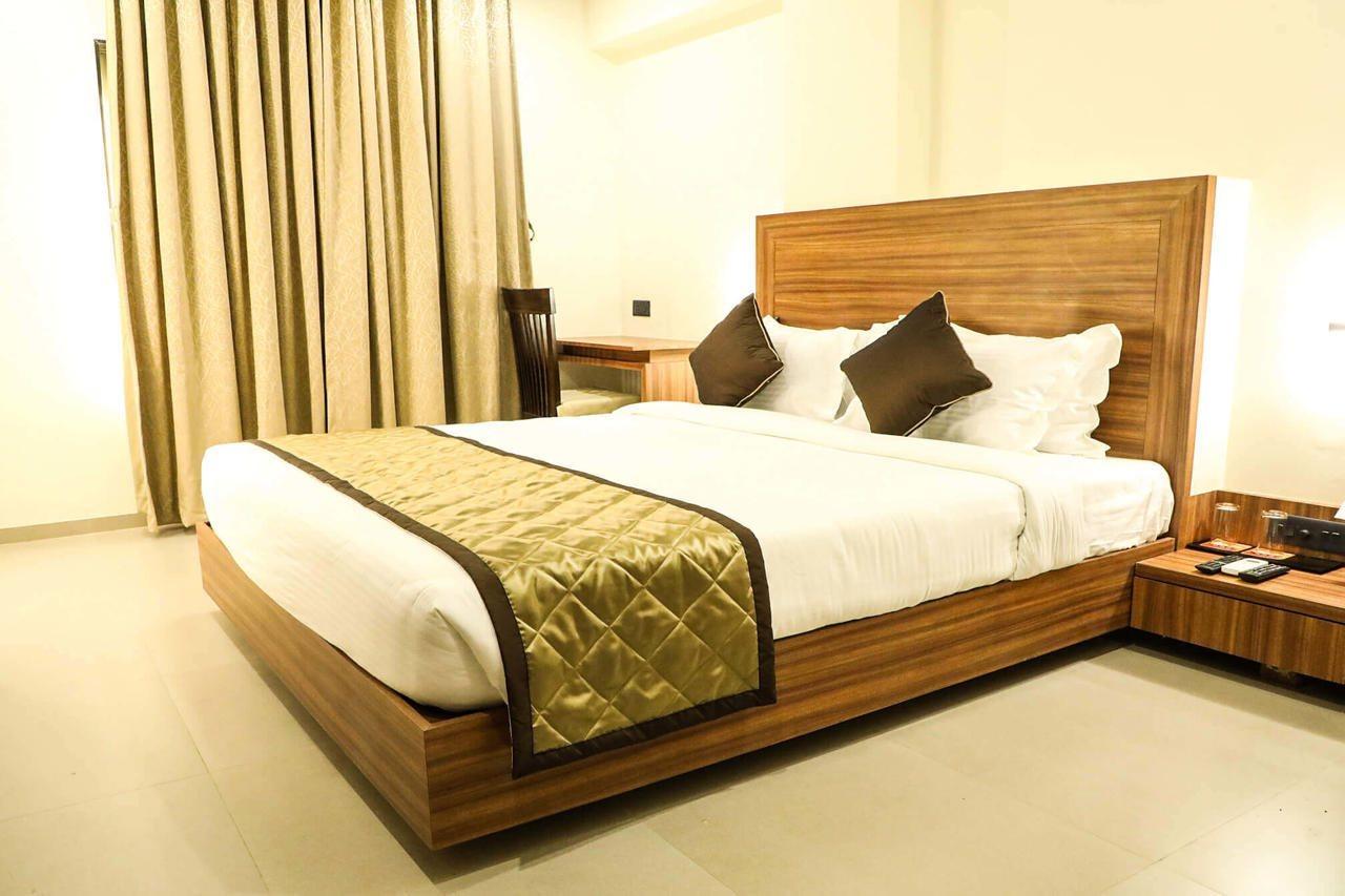 Kyriad Hotel Solapur By Othpl Sholapur Exterior foto