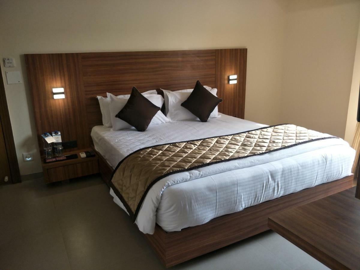 Kyriad Hotel Solapur By Othpl Sholapur Exterior foto