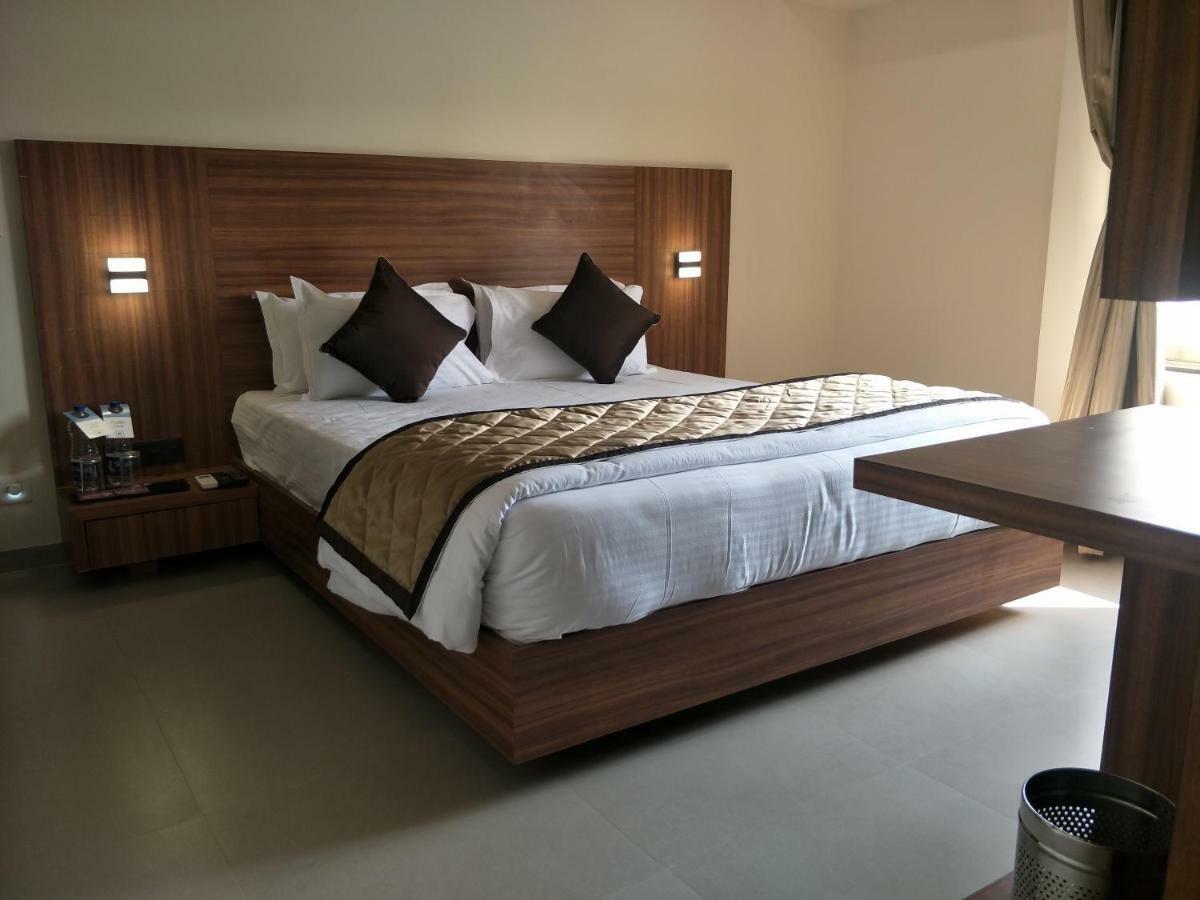 Kyriad Hotel Solapur By Othpl Sholapur Exterior foto