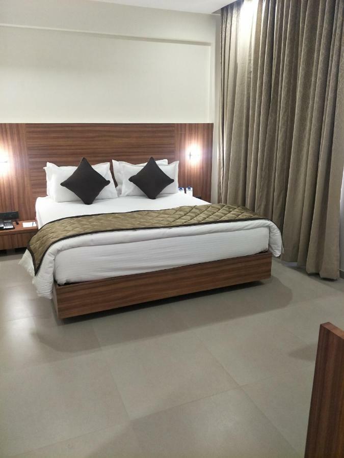 Kyriad Hotel Solapur By Othpl Sholapur Exterior foto