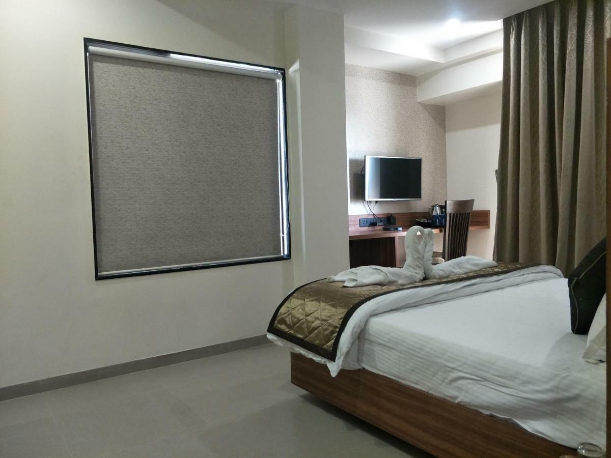 Kyriad Hotel Solapur By Othpl Sholapur Exterior foto