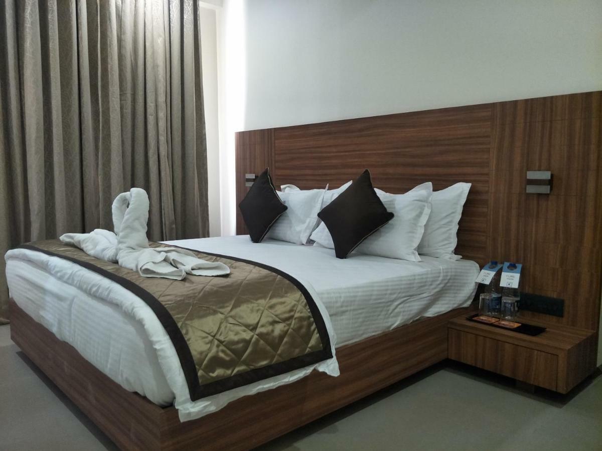 Kyriad Hotel Solapur By Othpl Sholapur Exterior foto