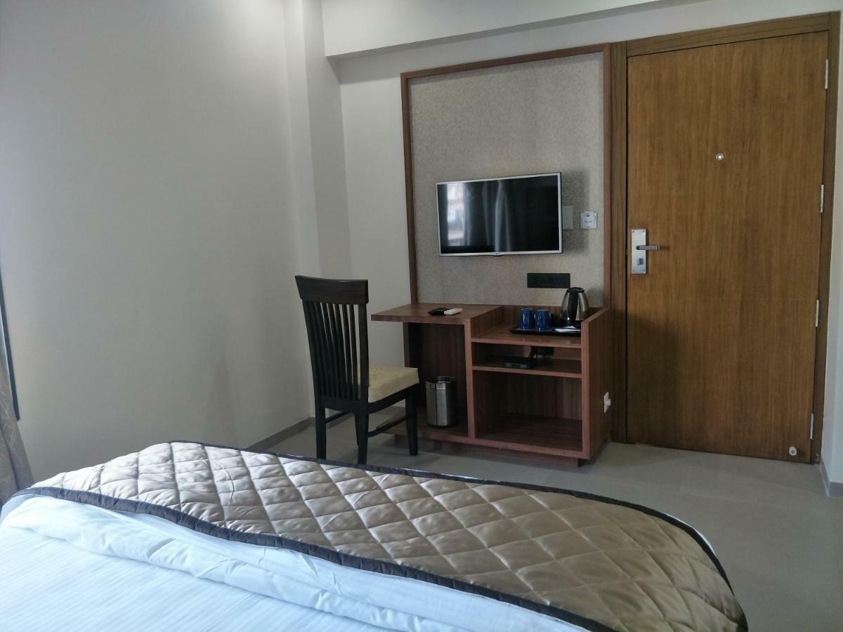 Kyriad Hotel Solapur By Othpl Sholapur Exterior foto