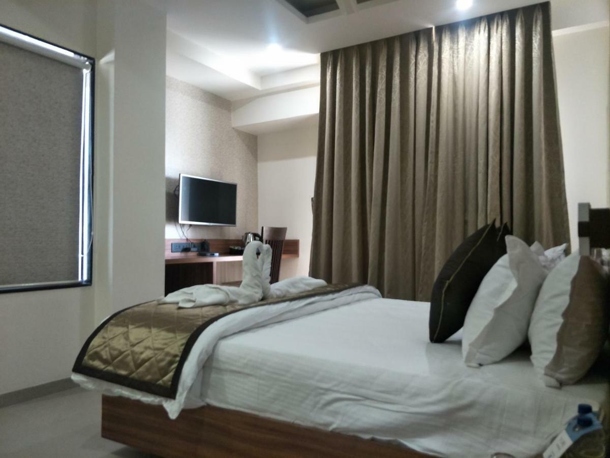 Kyriad Hotel Solapur By Othpl Sholapur Exterior foto