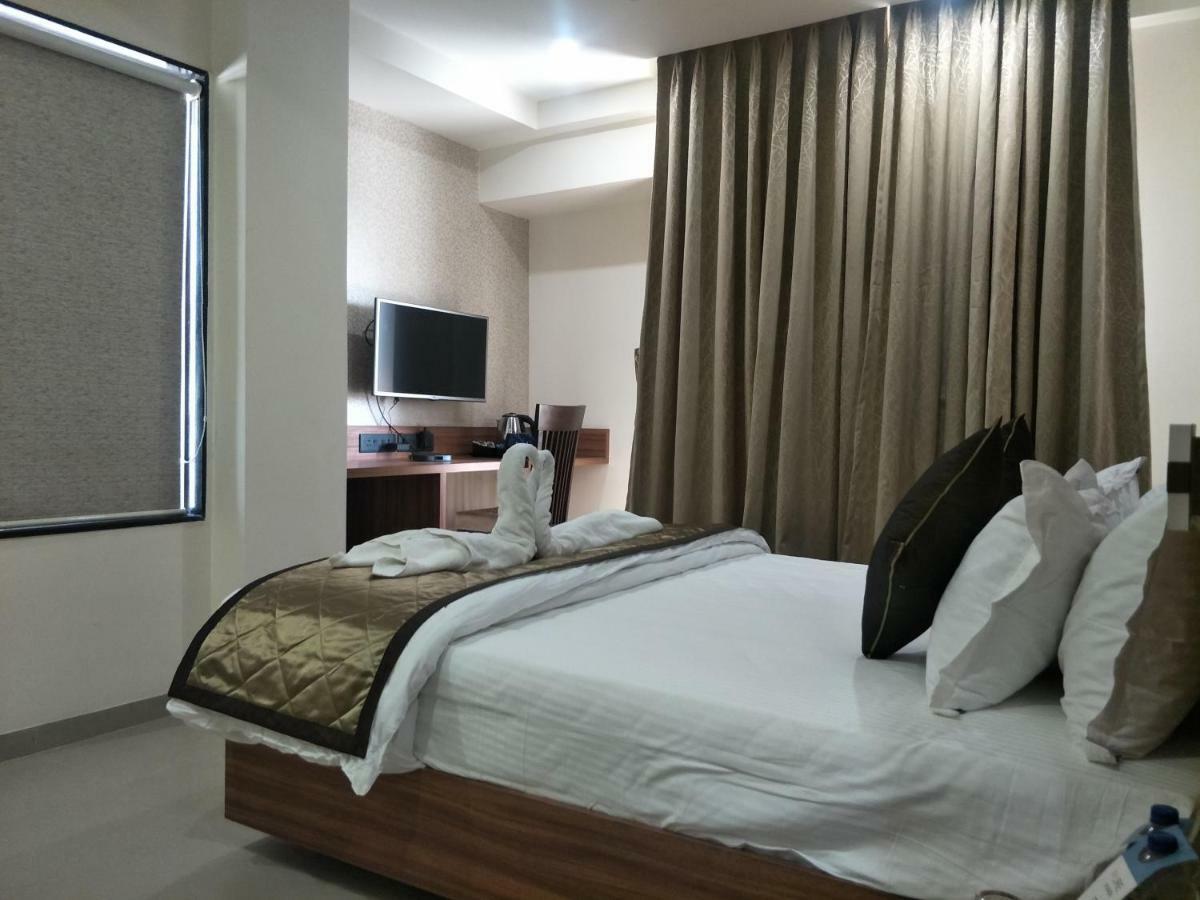 Kyriad Hotel Solapur By Othpl Sholapur Exterior foto