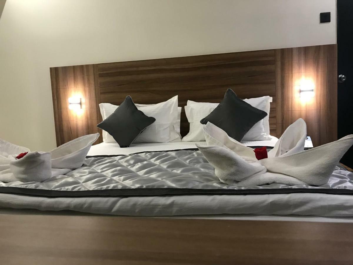 Kyriad Hotel Solapur By Othpl Sholapur Exterior foto