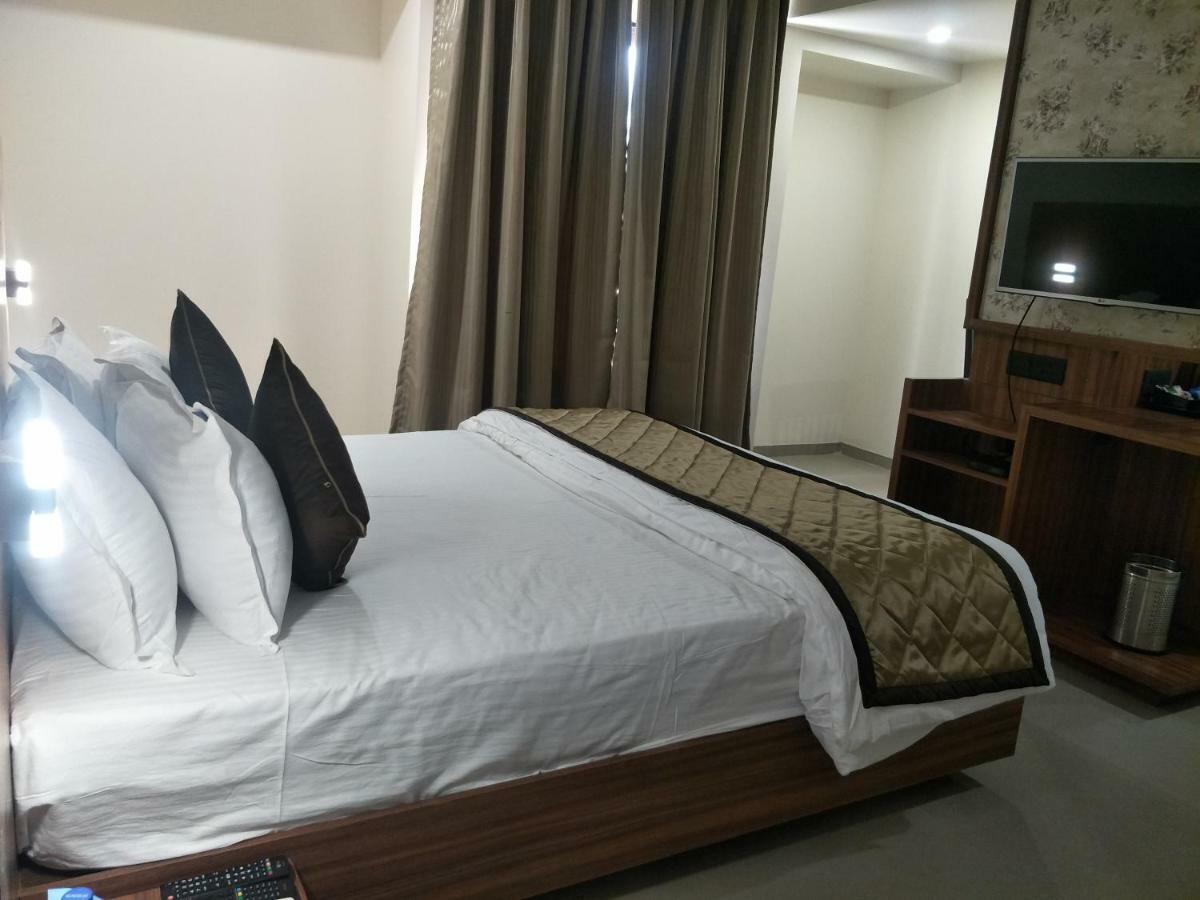 Kyriad Hotel Solapur By Othpl Sholapur Exterior foto