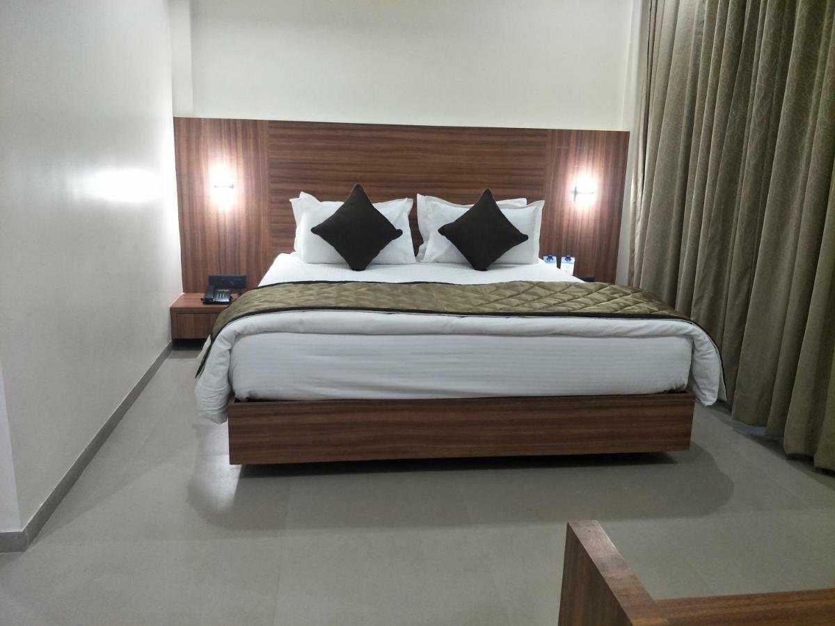 Kyriad Hotel Solapur By Othpl Sholapur Exterior foto